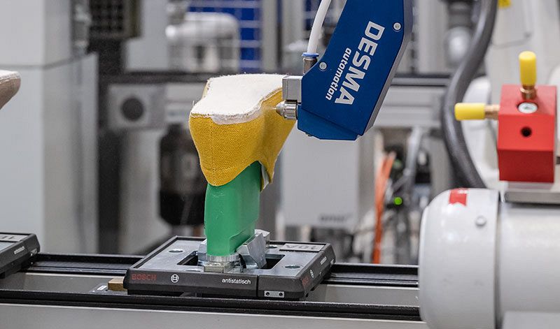 DESMA AUTOMATES FOOTWEAR PRODUCTION – ROBOT-AIDED SOLUTIONS FOR CEMENTING UPPER AND SOLE WITH AMIR®C